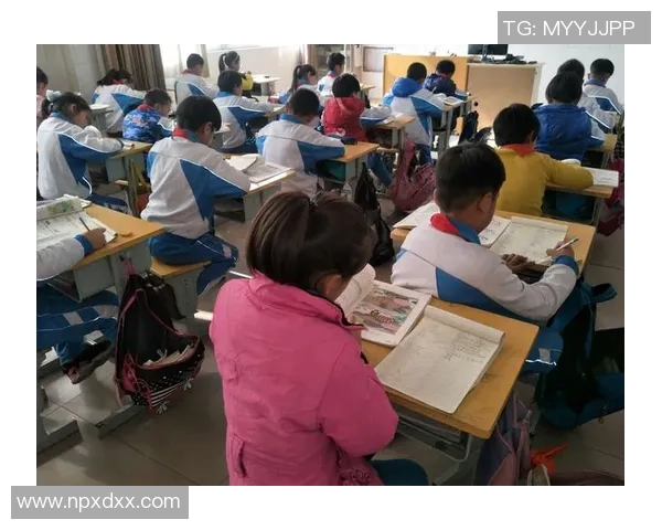 足球明星大型手办图片欣赏与收藏指南让你领略球场英雄的魅力与风采 足球明星大型手办图片欣赏与收藏指南让你领略球场英雄的魅力与风采