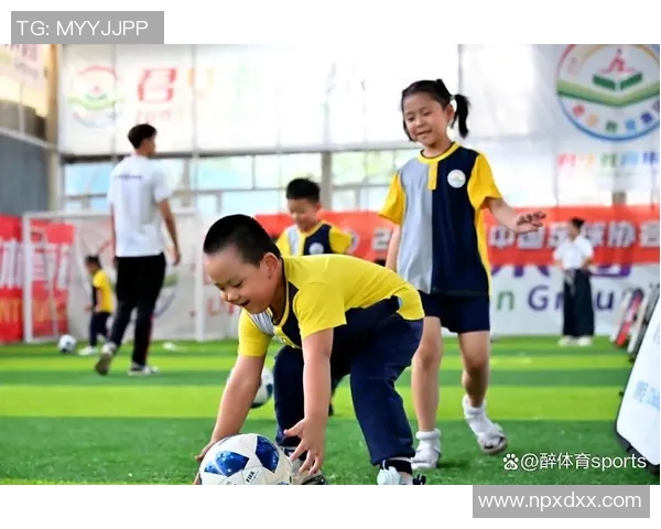 足球明星携萌娃接受采访展现家庭温馨瞬间与职业生涯的完美结合 足球明星携萌娃接受采访展现家庭温馨瞬间与职业生涯的完美结合